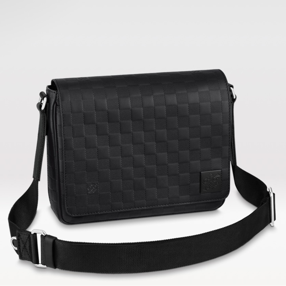 Louis Vuitton LEATHER. 👍👍MESSENGER BAG. DISTRICT PM box and dust comes with it